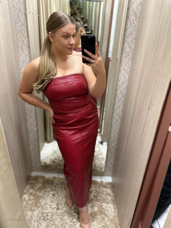 Vestido Midi Tomara que Caia em PU – Cor Rubi - Imagem 3